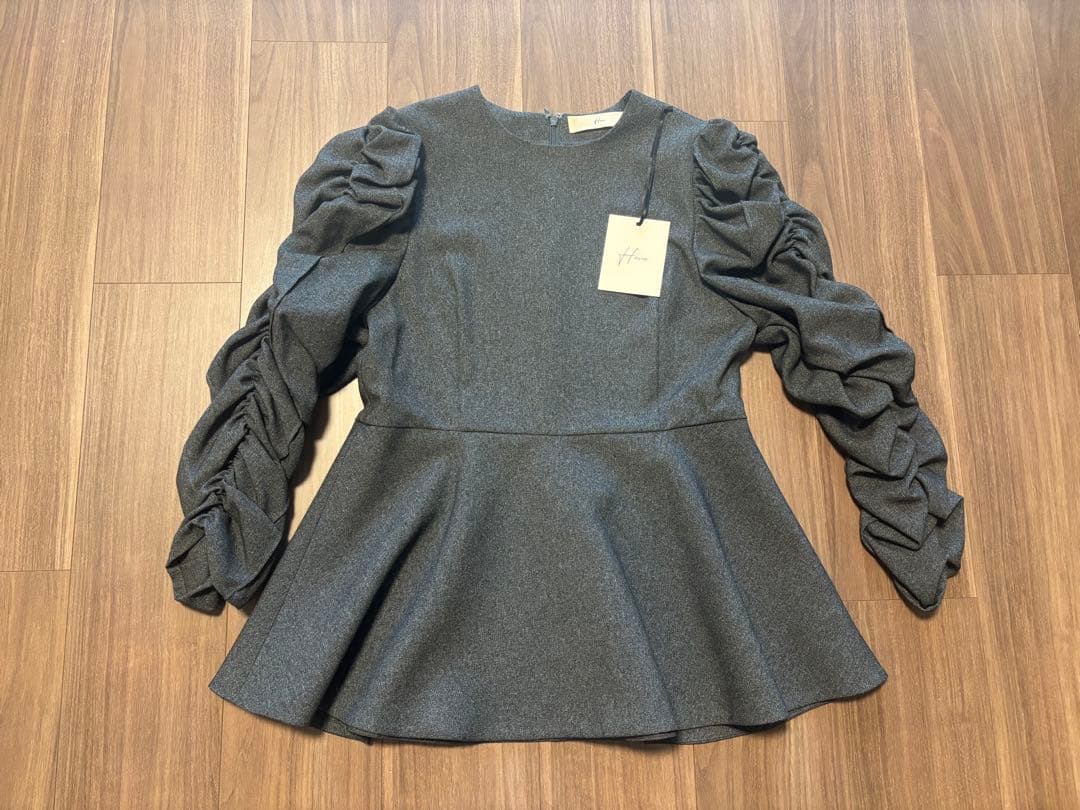 【新品未使用タグ付き】Heve シャーリングペプラムトップス