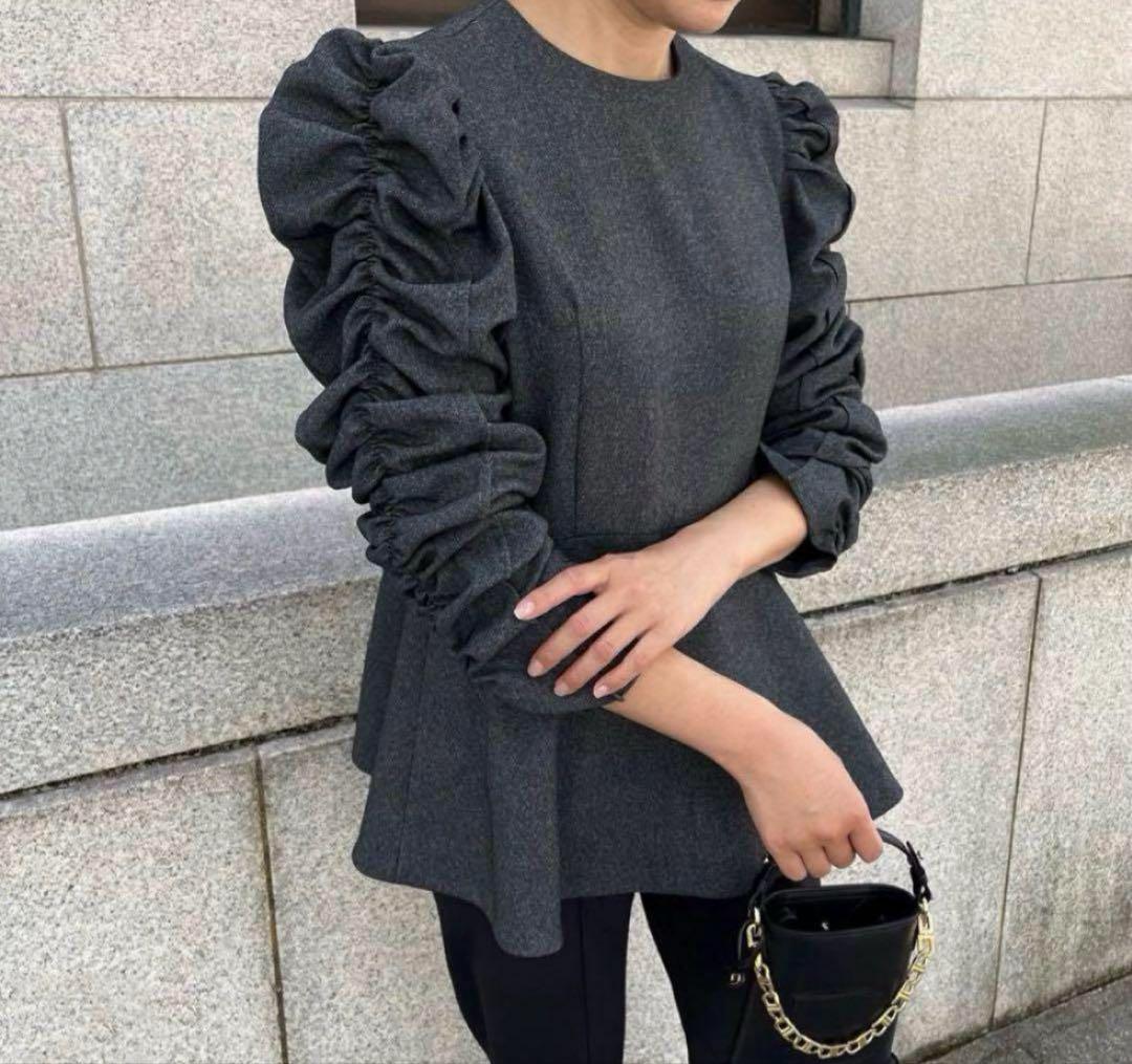 【新品未使用タグ付き】Heve シャーリングペプラムトップス