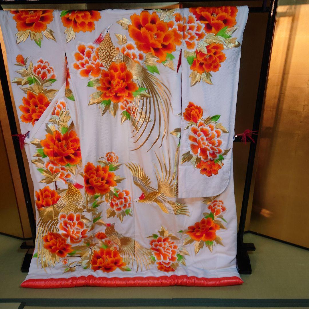色打掛 白地にオレンジと赤の花柄 金色の鳳凰刺繍