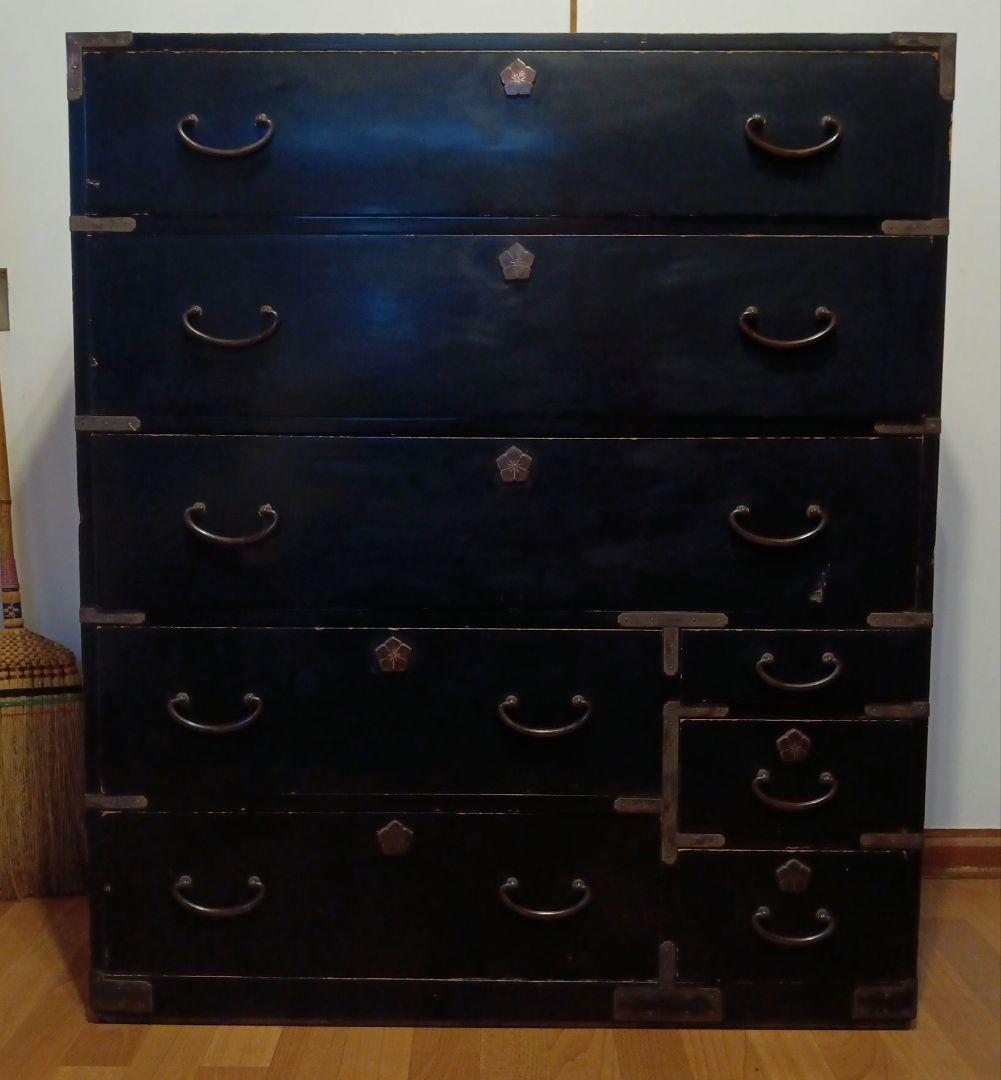 渋い箪笥です。