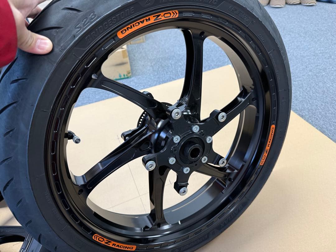 OZ Racing スポーツホイール & Bridgestone スリックタイヤ