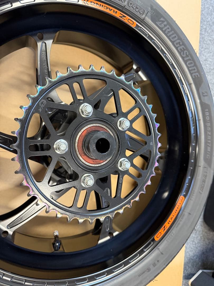 OZ Racing スポーツホイール & Bridgestone スリックタイヤ