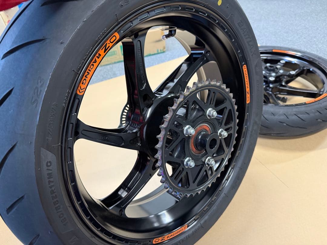 OZ Racing スポーツホイール & Bridgestone スリックタイヤ