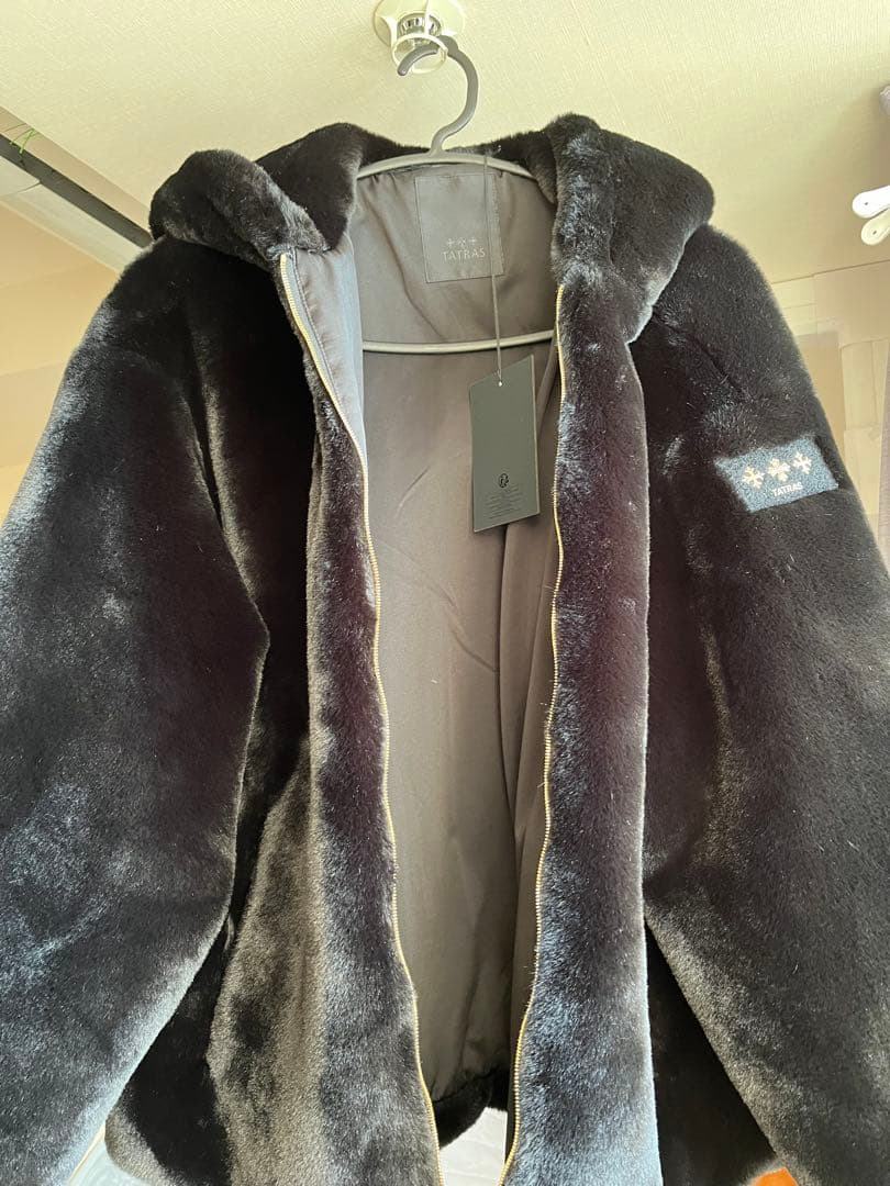 新品未使用♡TATRAS YUMOLAフード付きフェイクファーブルゾン