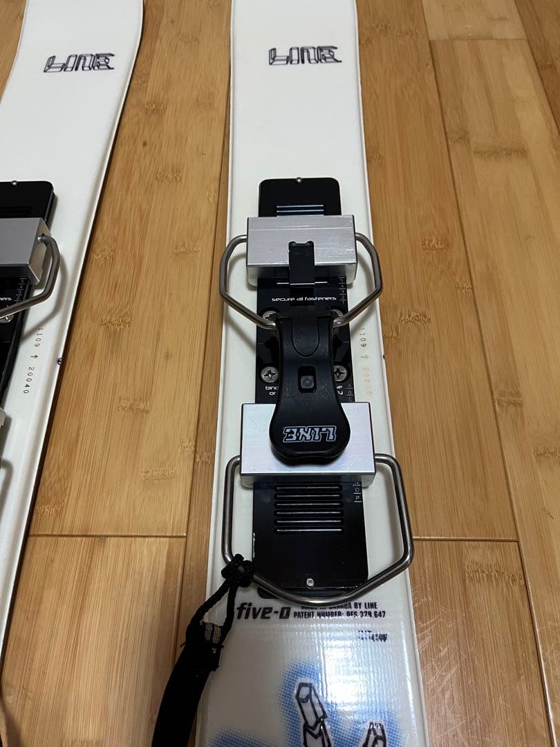 LINE five-O ショートスキー ホワイト　ロボット