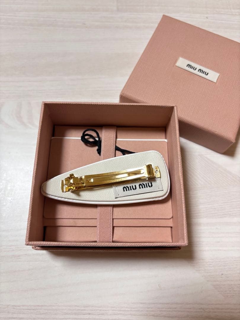 miumiu パテントレザー　ヘアクリップ　ヘアピン 箱、ショッパー付き
