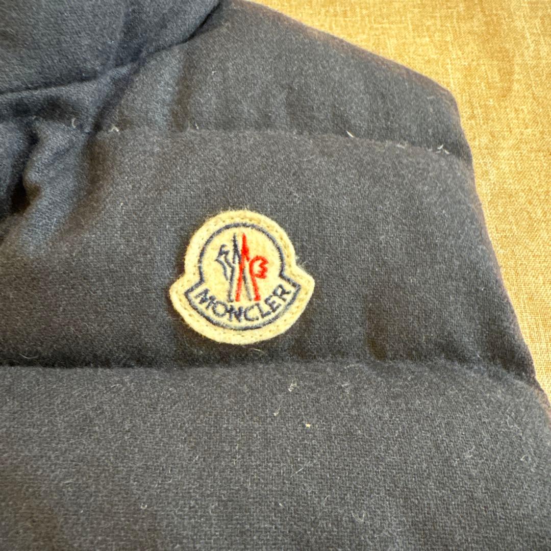 MONCLER 黒ダウンベスト