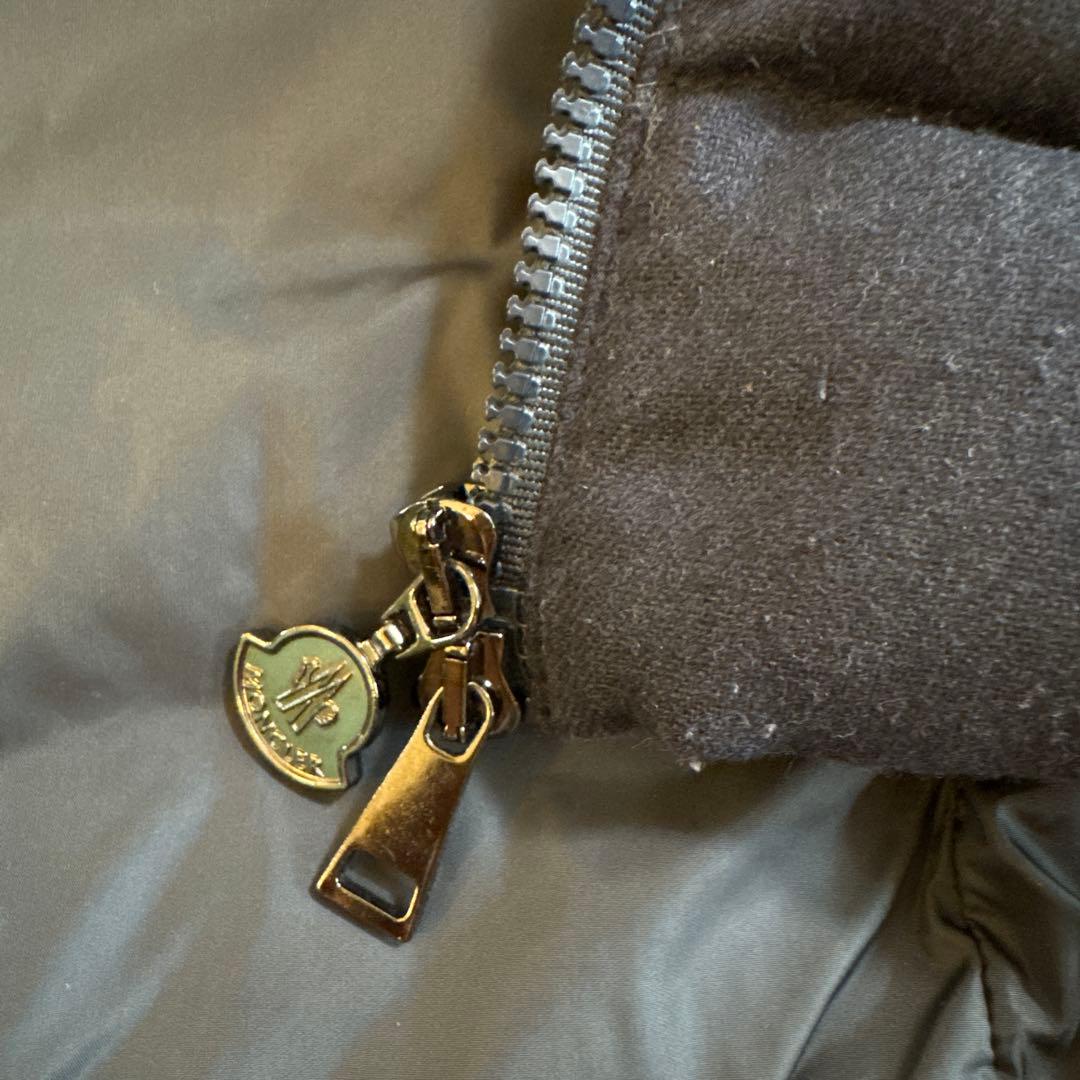 MONCLER 黒ダウンベスト