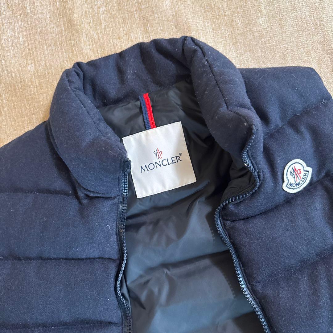 MONCLER 黒ダウンベスト