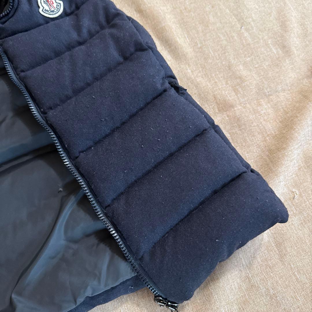 MONCLER 黒ダウンベスト