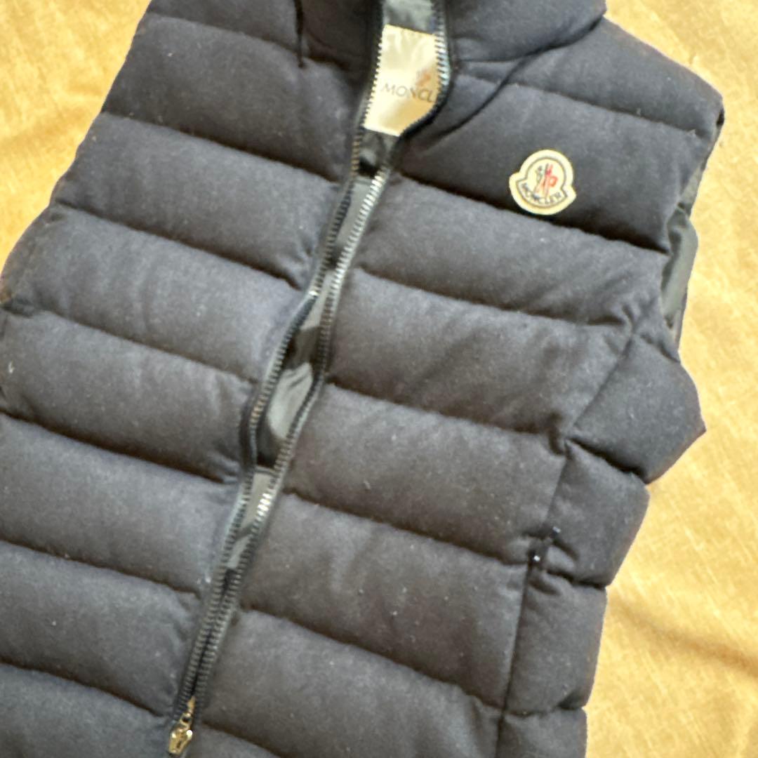MONCLER 黒ダウンベスト