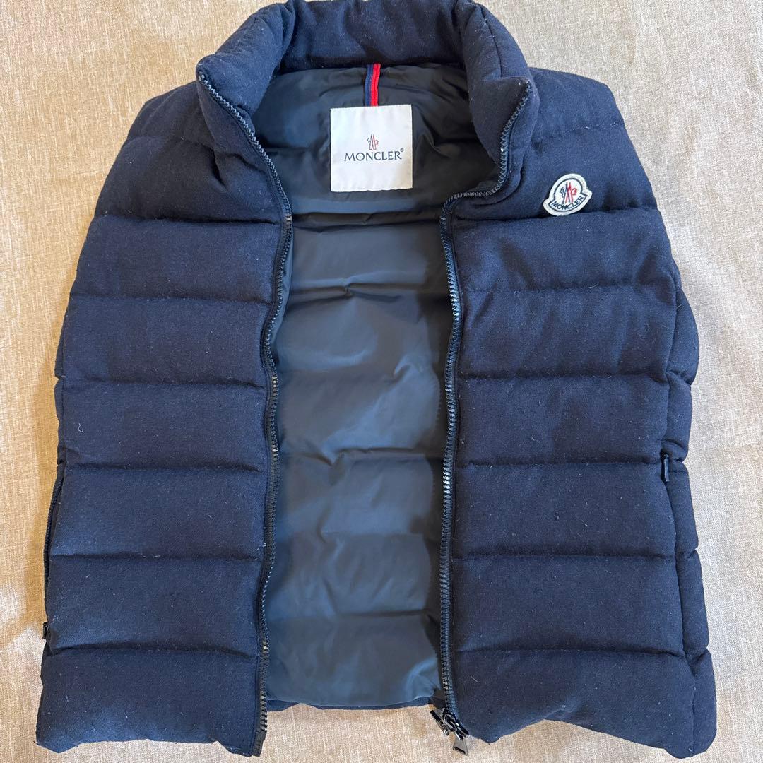 MONCLER 黒ダウンベスト