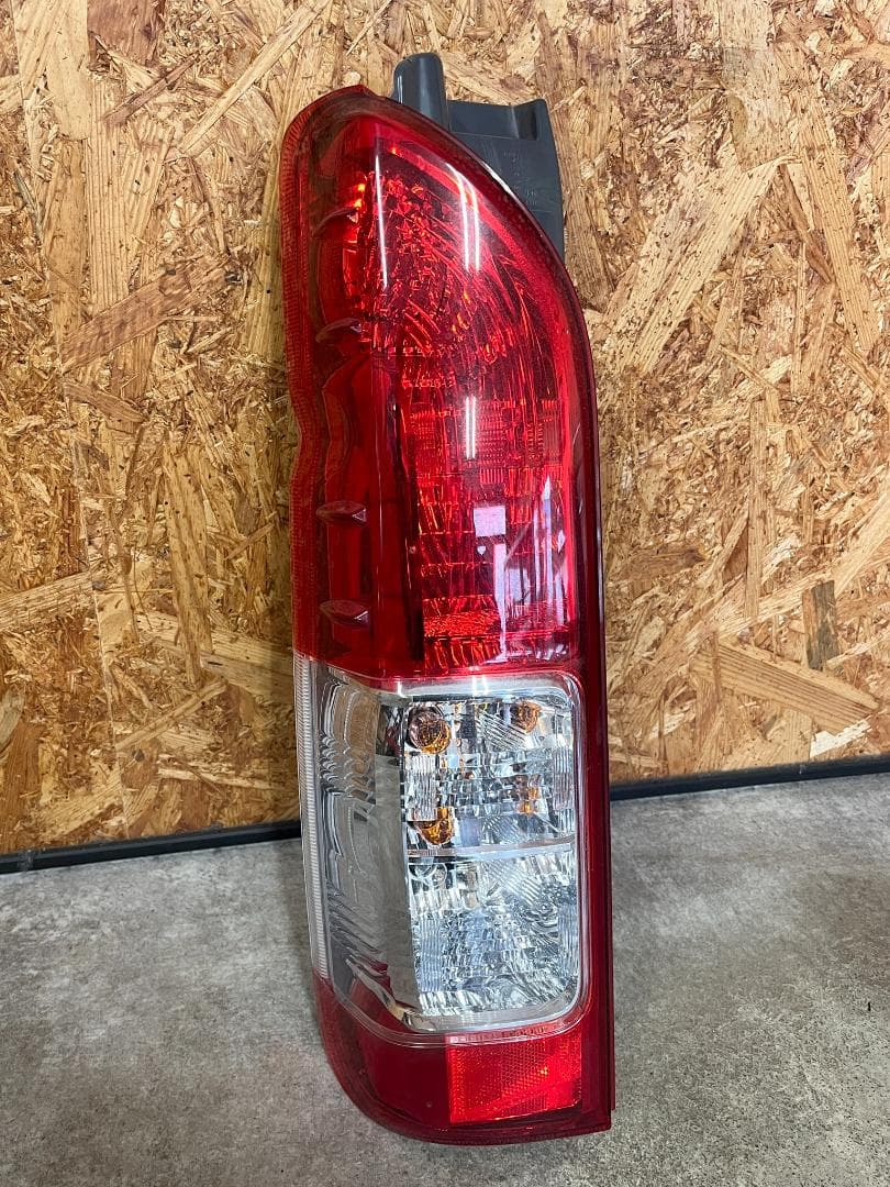 ハイエース 200系 純正テールランプ 左右セット 美品