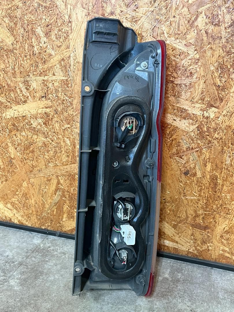 ハイエース 200系 純正テールランプ 左右セット 美品