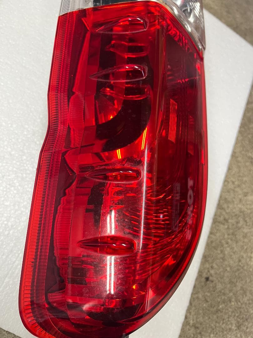 ハイエース 200系 純正テールランプ 左右セット 美品