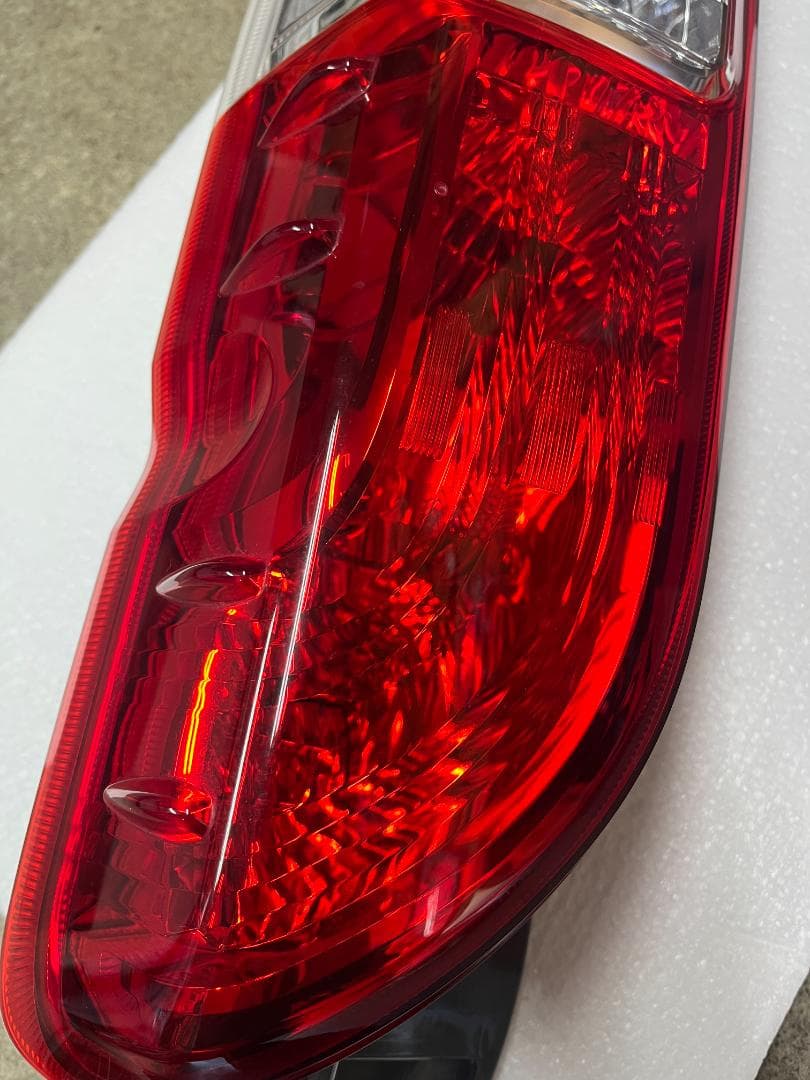 ハイエース 200系 純正テールランプ 左右セット 美品