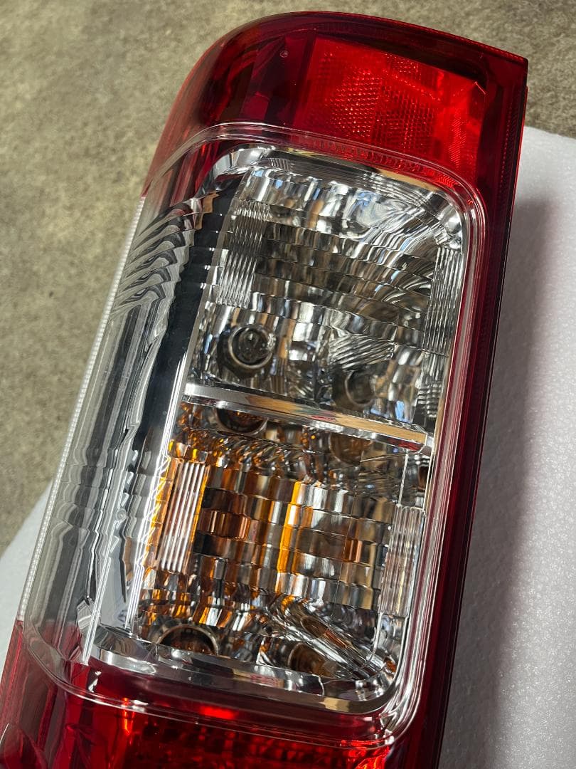 ハイエース 200系 純正テールランプ 左右セット 美品