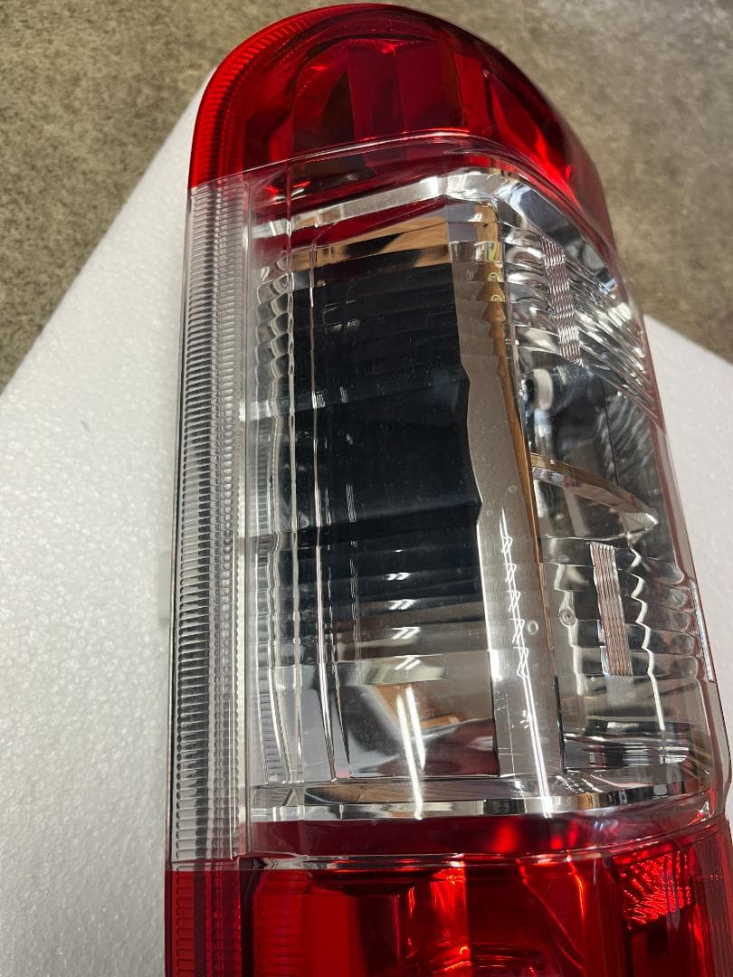 ハイエース 200系 純正テールランプ 左右セット 美品
