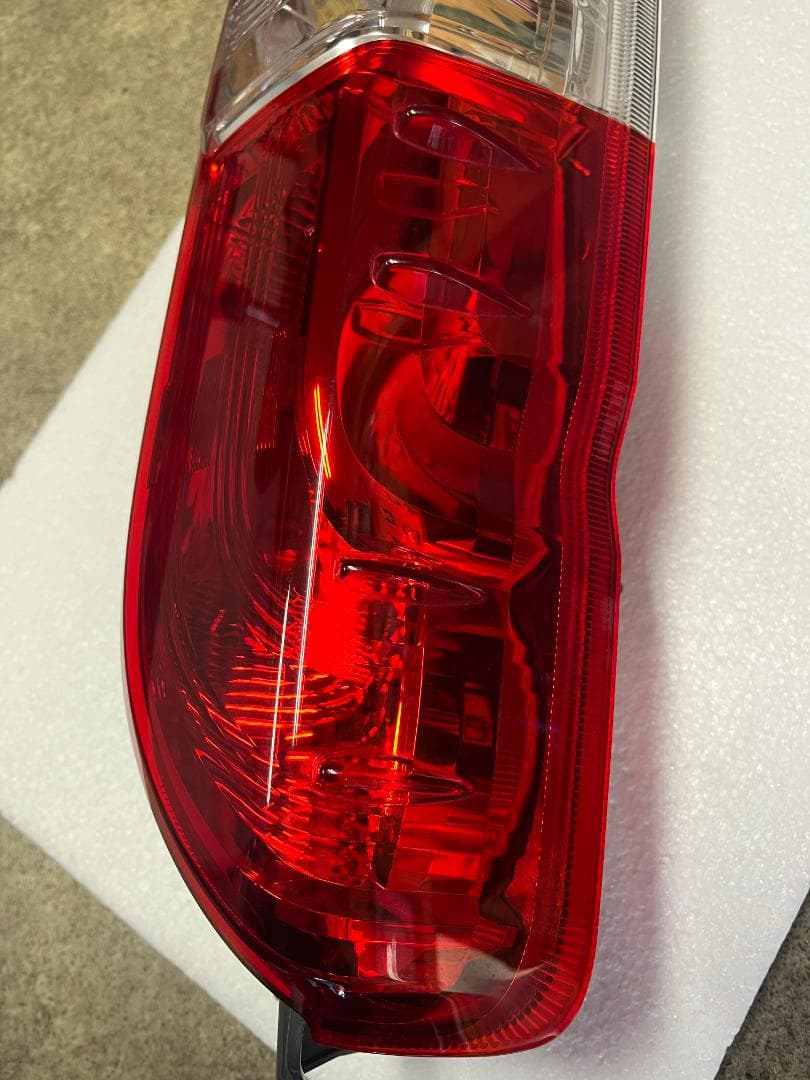 ハイエース 200系 純正テールランプ 左右セット 美品
