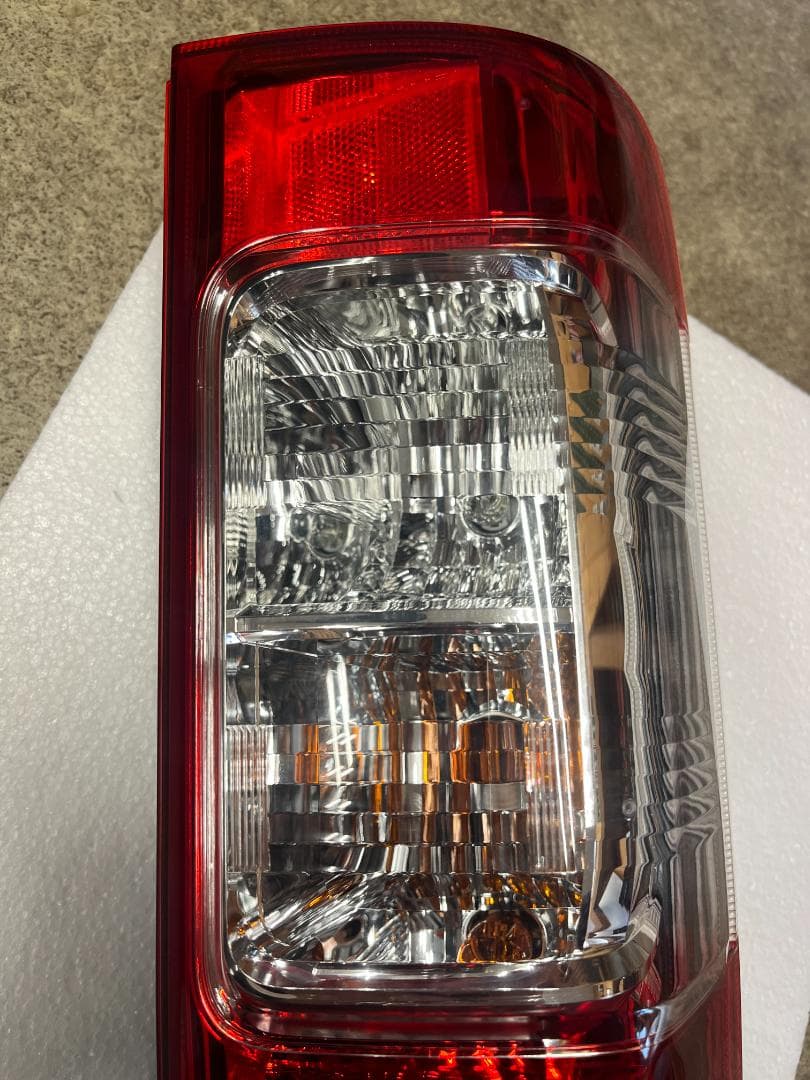 ハイエース 200系 純正テールランプ 左右セット 美品