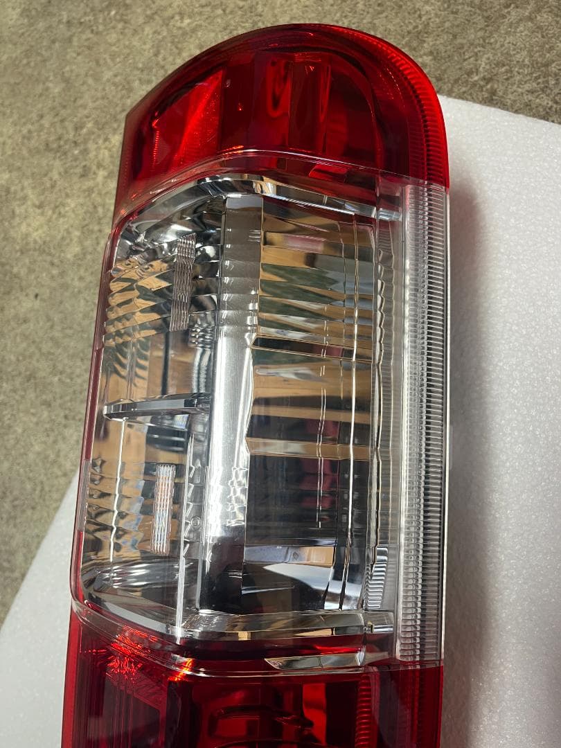 ハイエース 200系 純正テールランプ 左右セット 美品