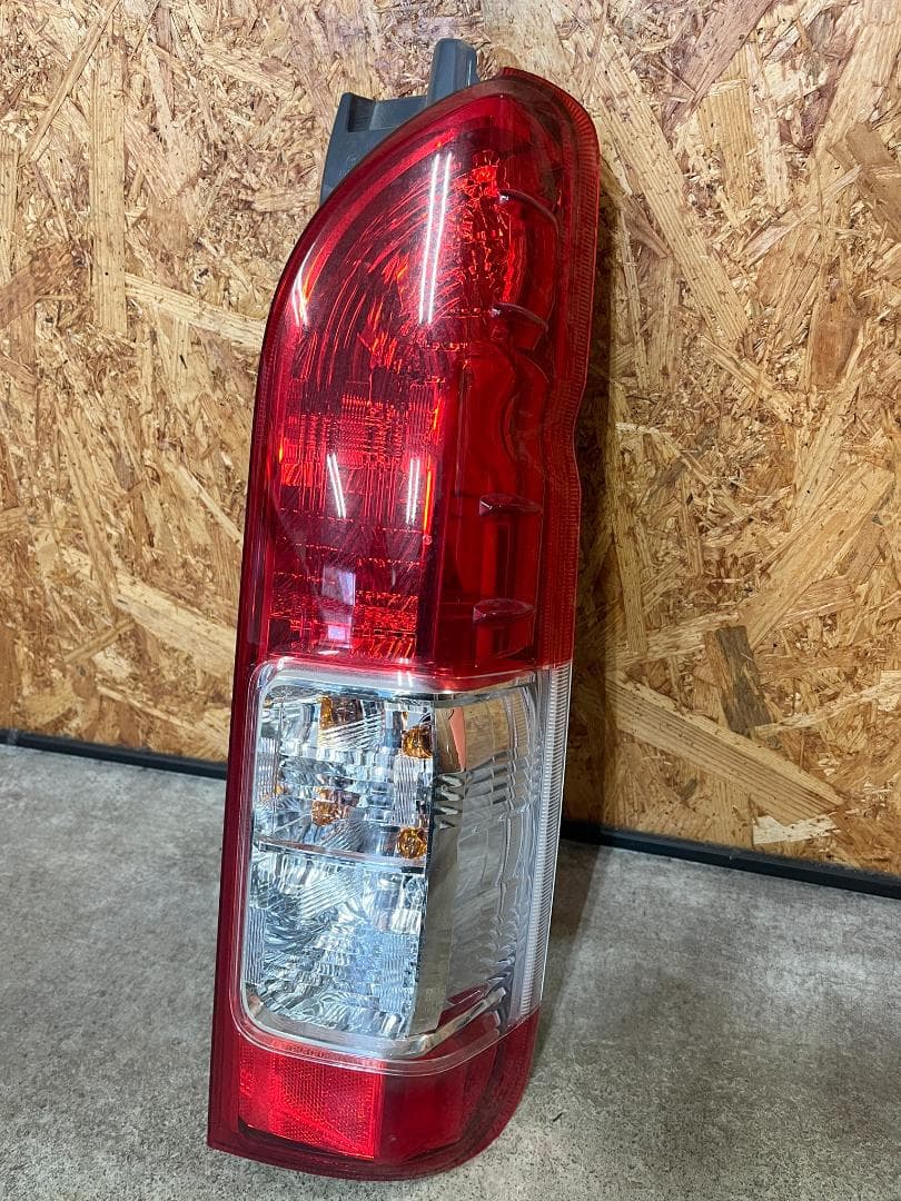 ハイエース 200系 純正テールランプ 左右セット 美品
