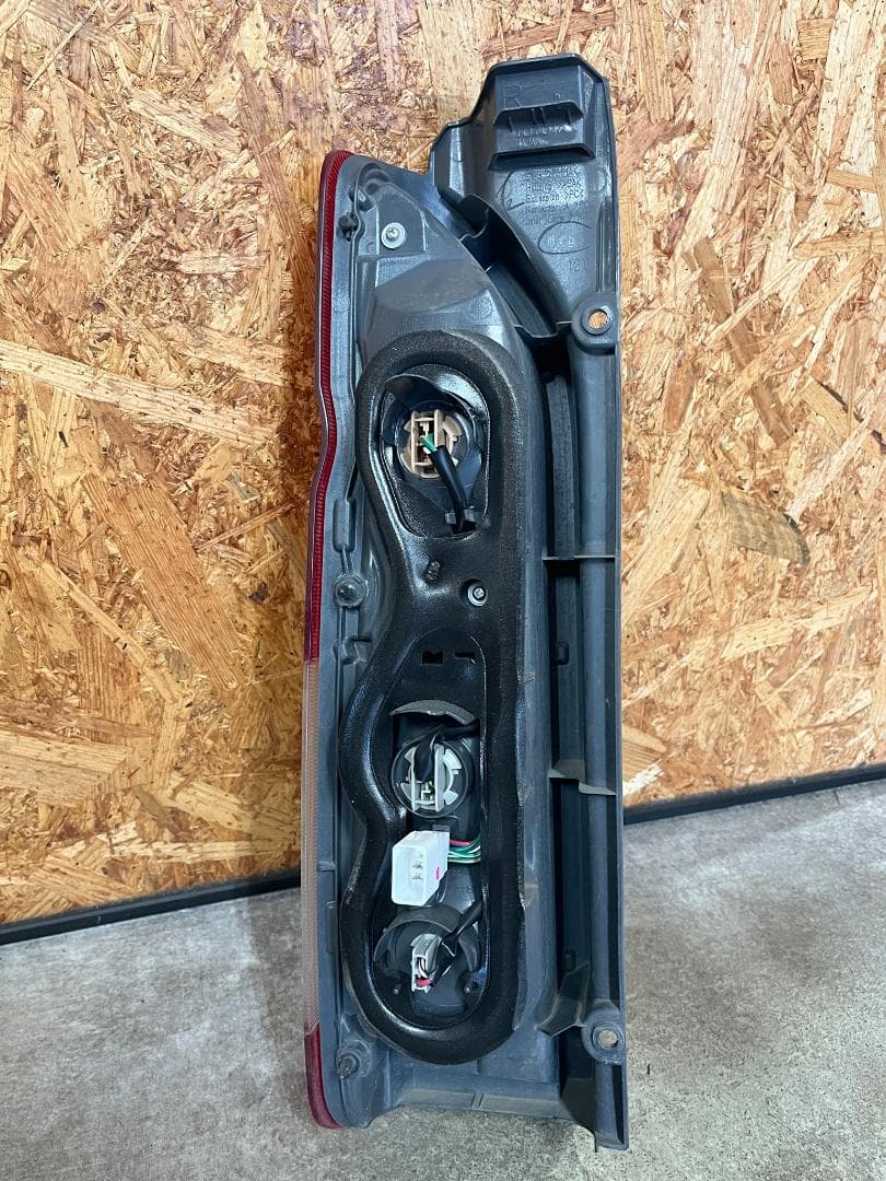 ハイエース 200系 純正テールランプ 左右セット 美品