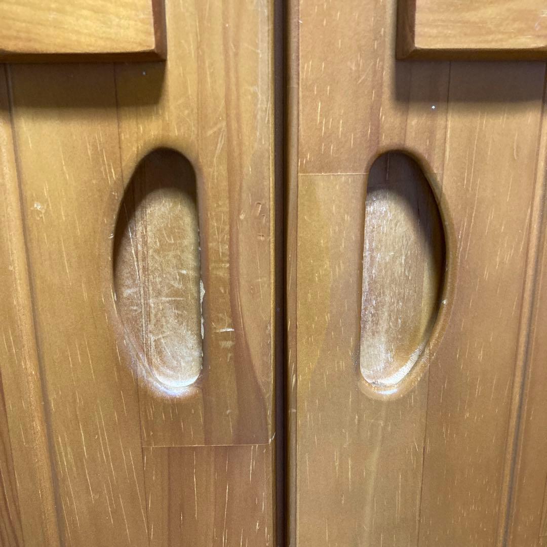 ナチュラル　木製 3ドア　ワードローブ　花の装飾付き