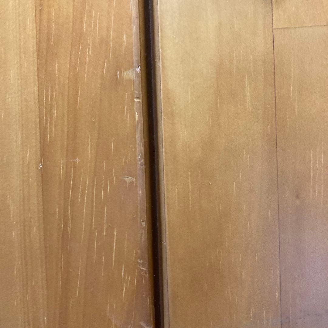 ナチュラル　木製 3ドア　ワードローブ　花の装飾付き