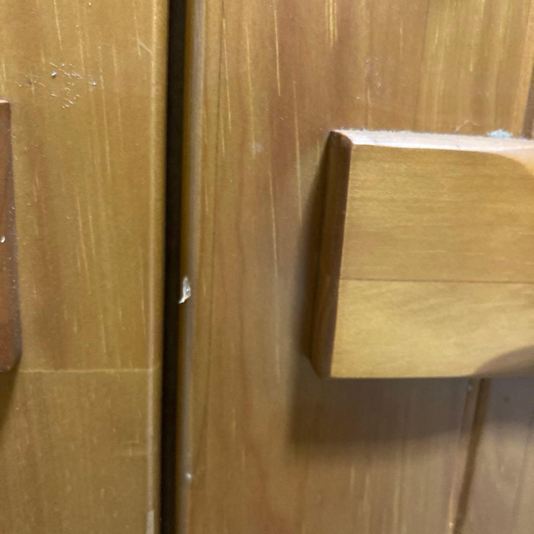 ナチュラル　木製 3ドア　ワードローブ　花の装飾付き