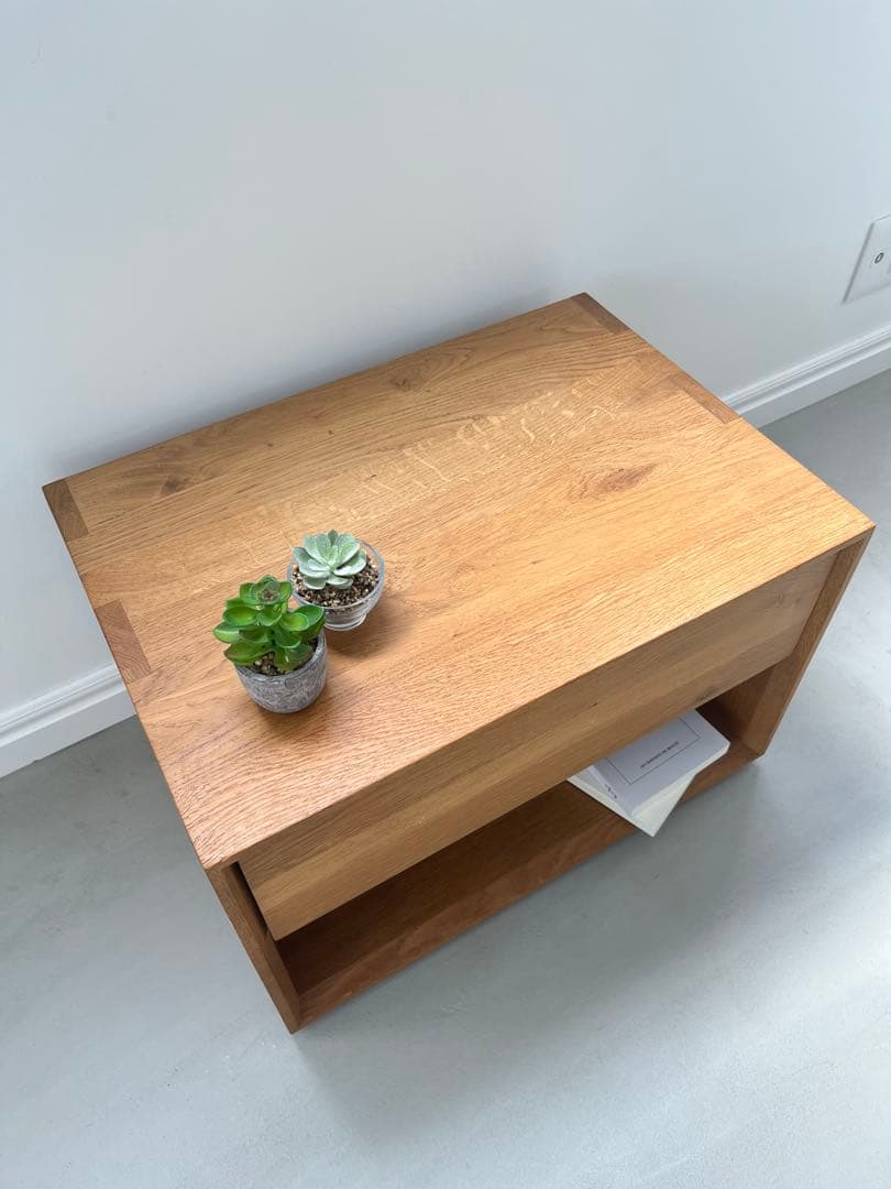 オーク無垢材の木製サイドテーブル