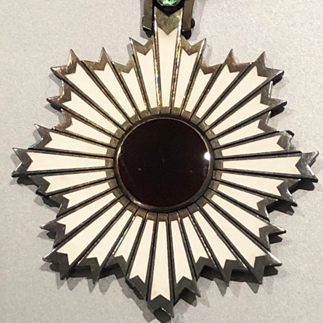 【訳アリ特価】 日本軍 陸軍 海軍 勲章 記章 徽章 勲三等旭日中綬章 本体のみ