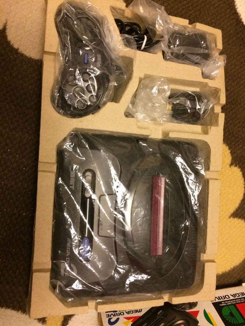 メガドライブ　コントローラー2個　二人で遊べます　懐かしい30年近く前のものです