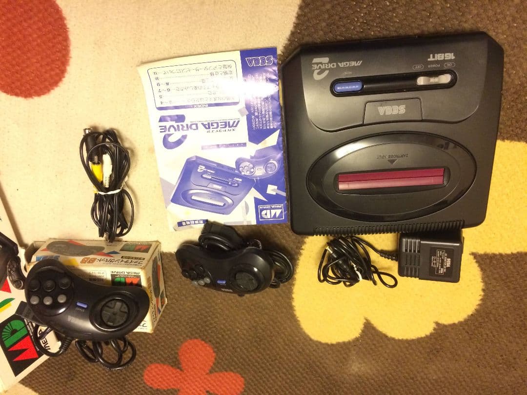 メガドライブ　コントローラー2個　二人で遊べます　懐かしい30年近く前のものです