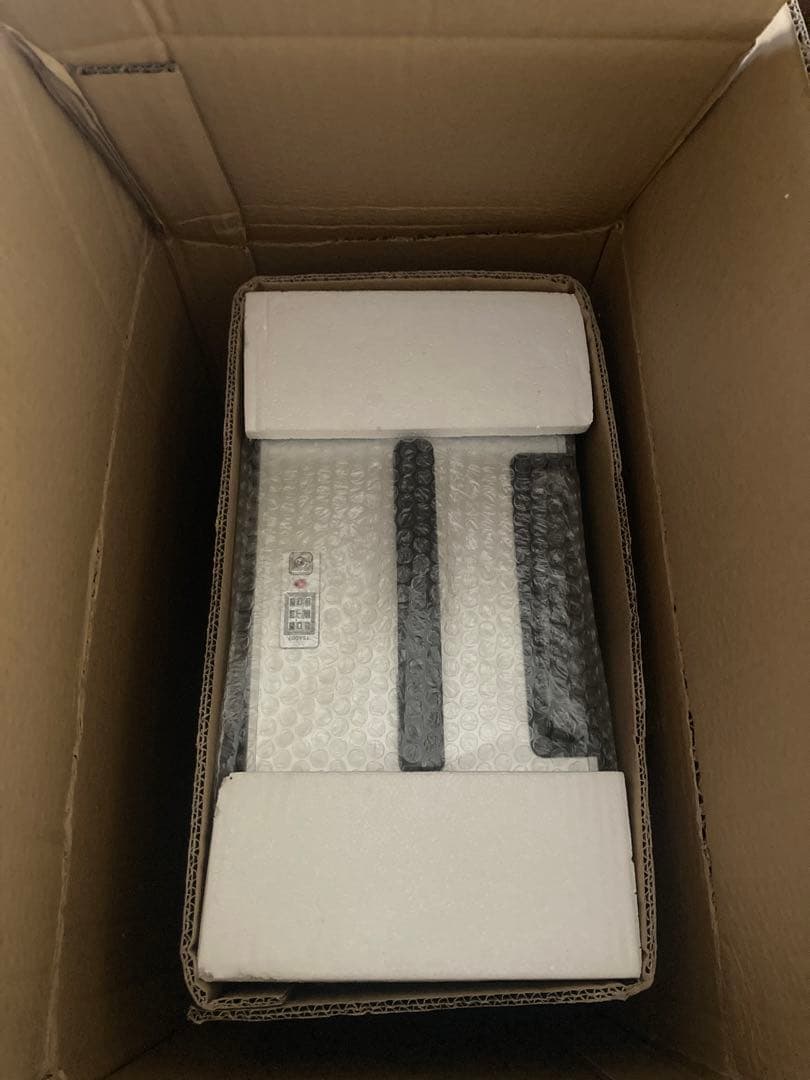 【新品未使用】シルバー アルミニウム キャリーケース 中型