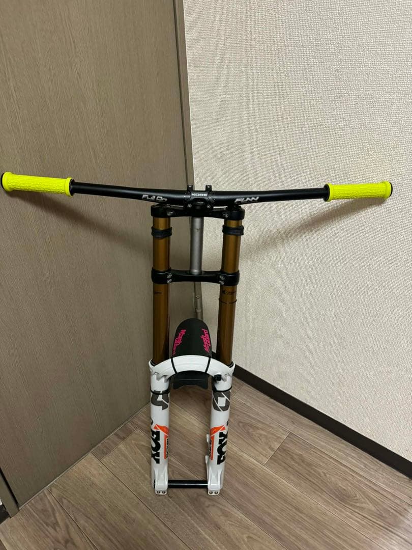 2021 ファクトリーシリーズ 40 フロート 27.5 203MM グリップ2