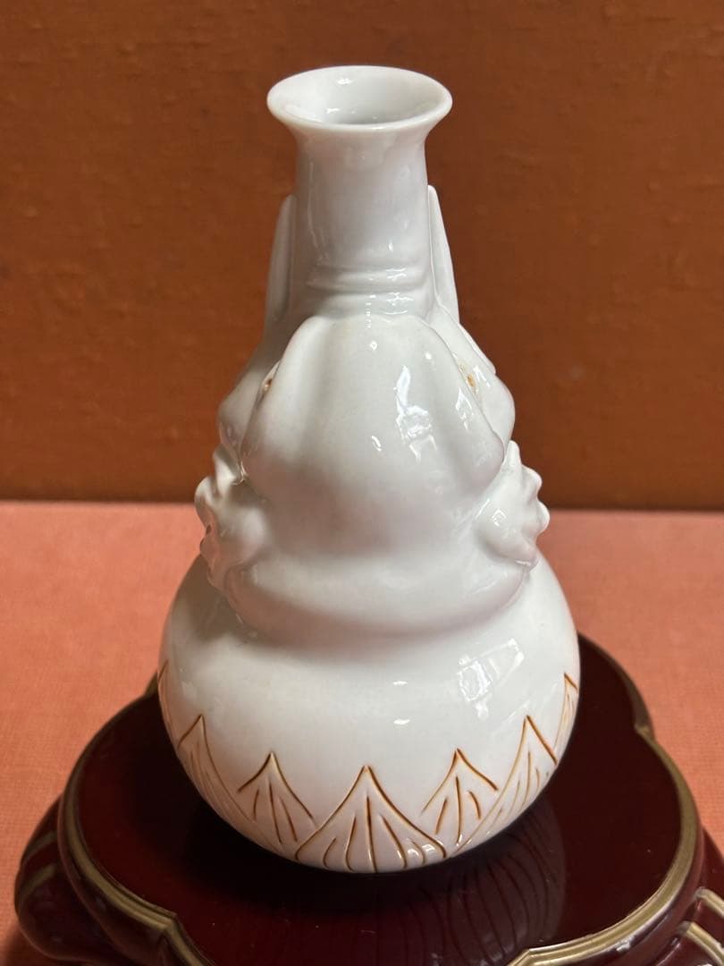 平戸三川内焼平戸松山作白磁鉄釉彫象形蓮葉文徳利　未使用　検献上陶工