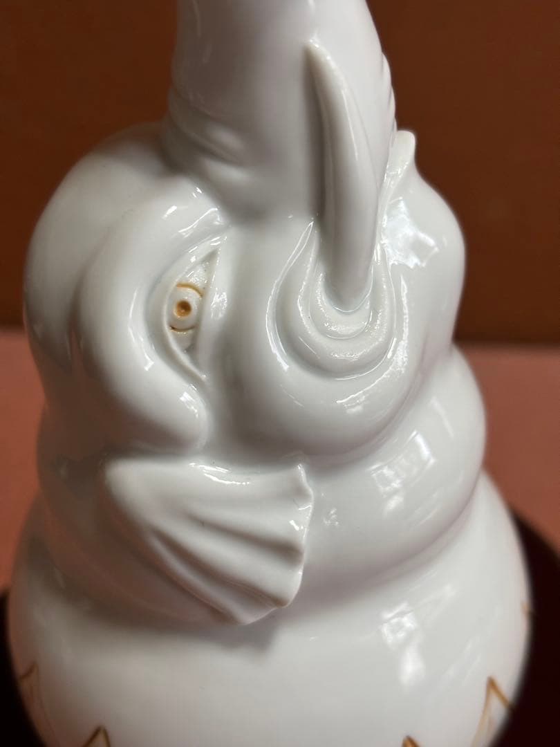 平戸三川内焼平戸松山作白磁鉄釉彫象形蓮葉文徳利　未使用　検献上陶工