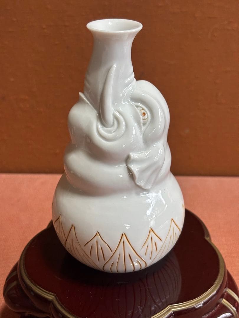 平戸三川内焼平戸松山作白磁鉄釉彫象形蓮葉文徳利　未使用　検献上陶工