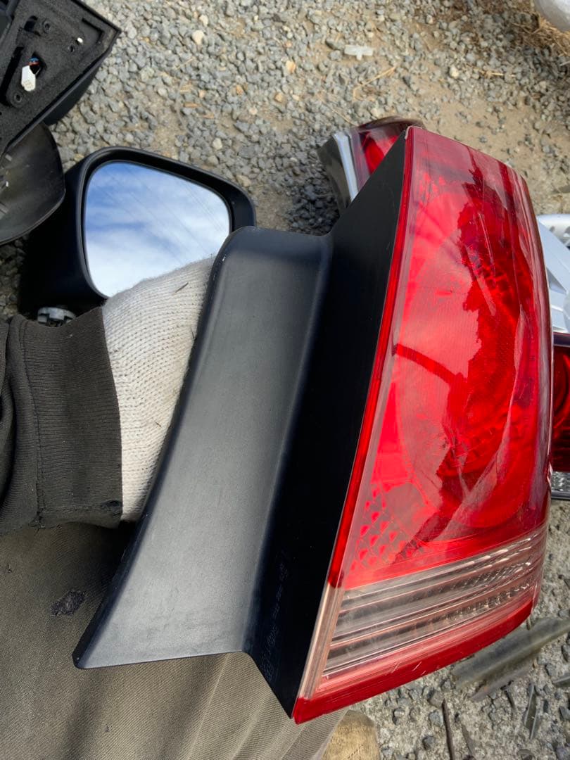 4枚目傷　クラウンアスリート 右テールランプ 運転席側 30-309