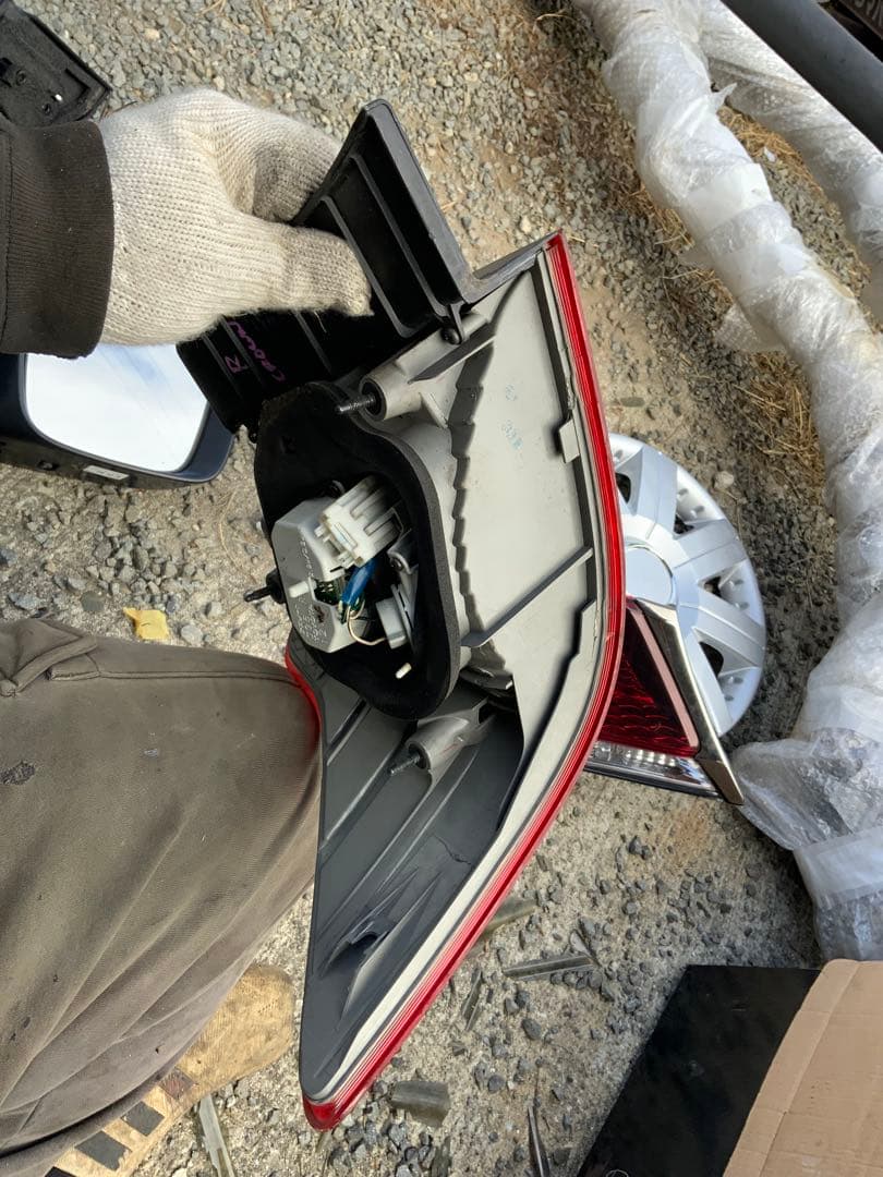 4枚目傷　クラウンアスリート 右テールランプ 運転席側 30-309