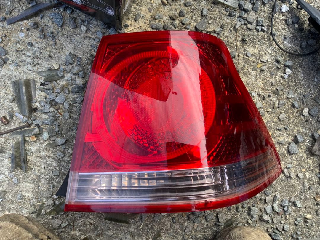 4枚目傷　クラウンアスリート 右テールランプ 運転席側 30-309