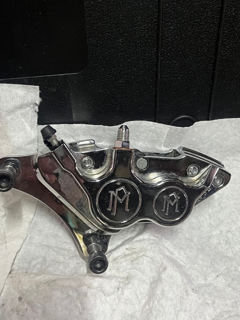 PM パフォーマンスマシン製異形4podキャリパー左右セット