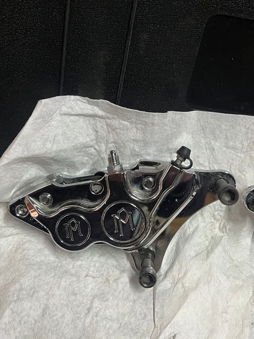 PM パフォーマンスマシン製異形4podキャリパー左右セット