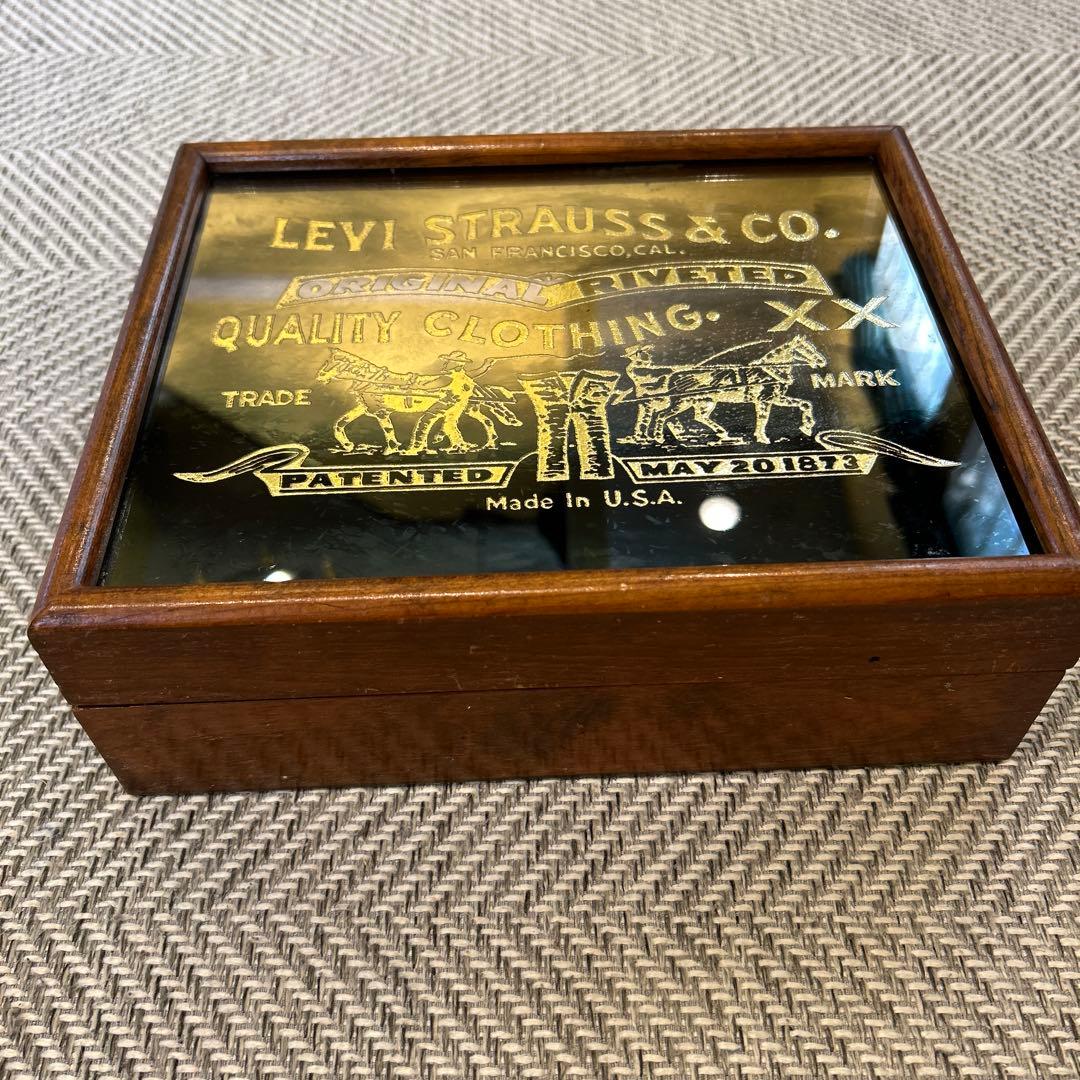 LEVI STRAUSS & CO. オリジナルリベット付きボックス
