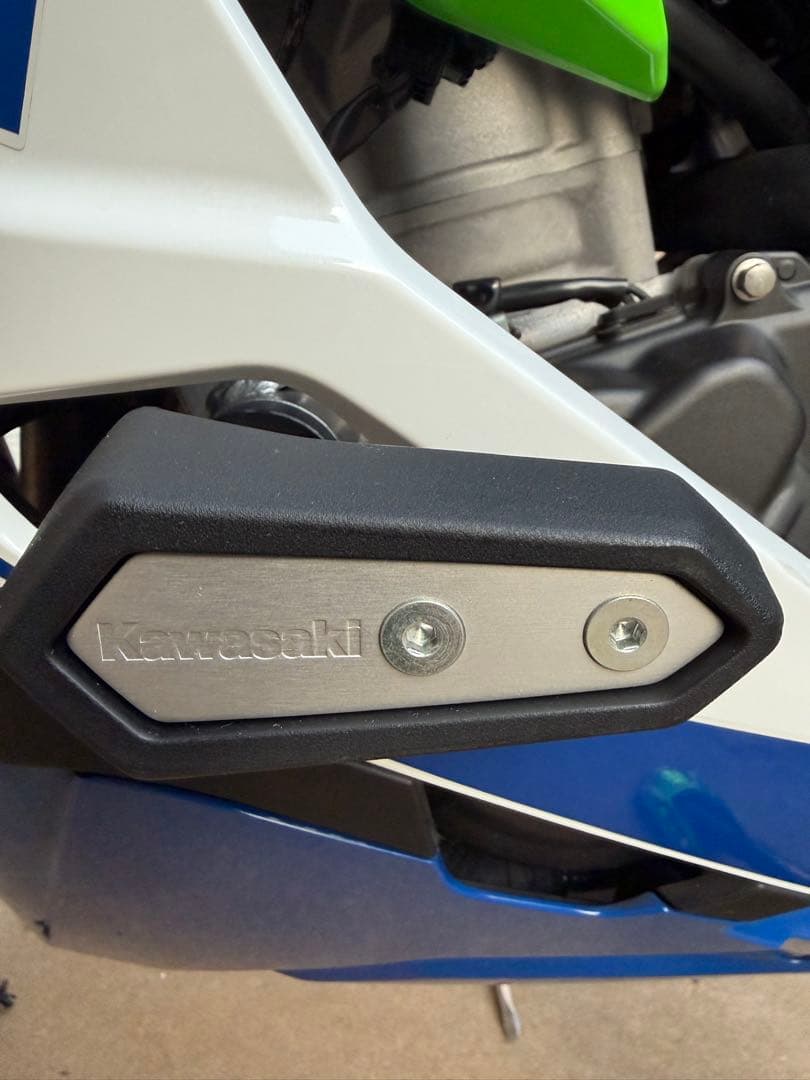 Kawasaki ZX-25R ZX-4R ZX-4RR 純正フレームスライダー