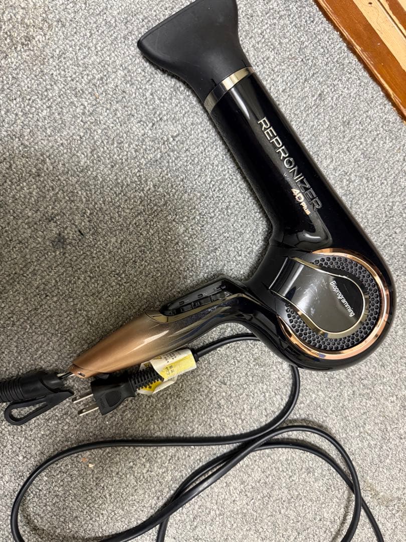 商品説明 Repronizer 4D Plus ドライヤーです。