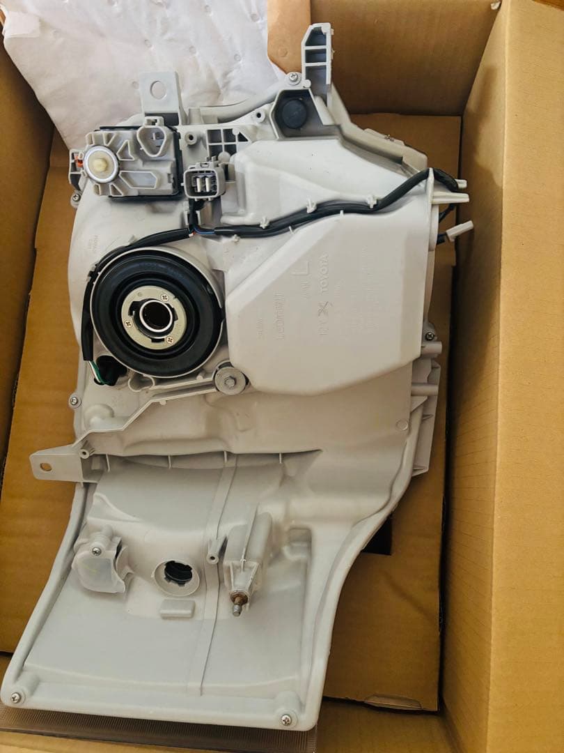 ハイエース　6型ダークプライム2純正ヘッドライトLED 左側