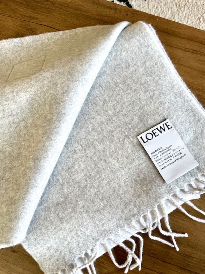 LOEWE ホワイト フリンジマフラーショッパー付き プレゼントに
