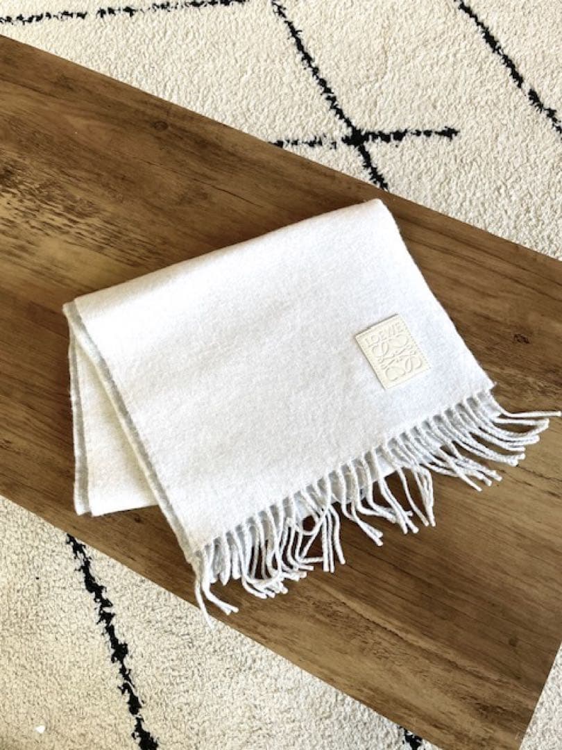 LOEWE ホワイト フリンジマフラーショッパー付き プレゼントに